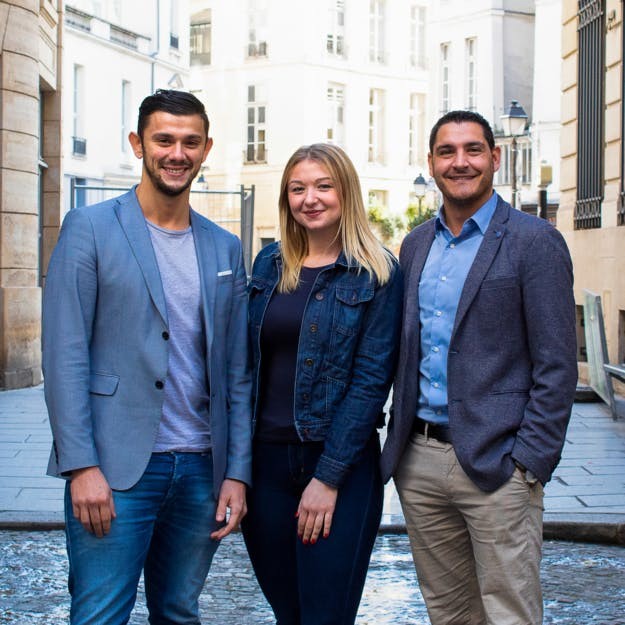 Karim, Vanessa et Guillaume, conseillers immobiliers Proprioo, debout dans une rue de Paris.